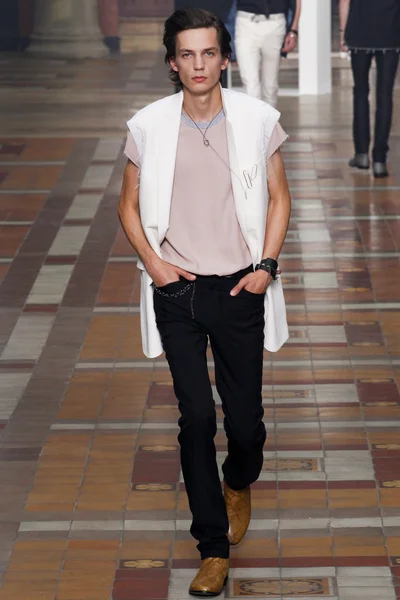 Look 15